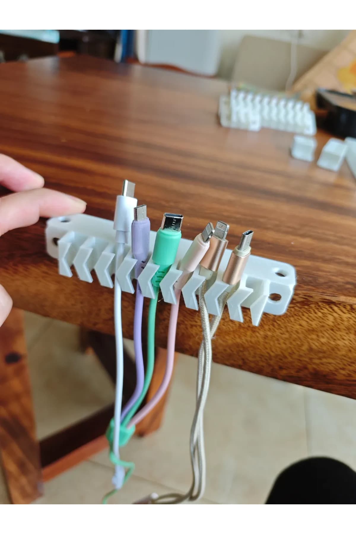 Premium Kablo Düzenleyici Klips Seti - 5'li Evrensel Masaüstü Şarj Tutucu