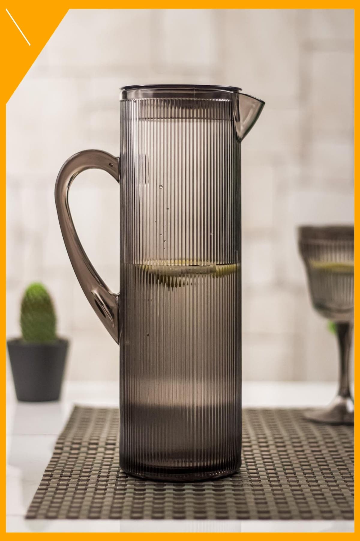 Füme Barok 1.5 Lt Kırılmaz Akrilik Sürahi, Buzdolabı Rafa Uyumlu